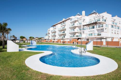 Imagen de la piscina del Apartamentos Pierre and Vacances Almer&iacute;a Roquetas De Mar. Foto 19