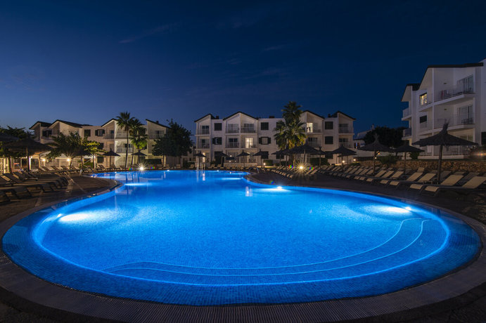 Imagen de la piscina del Apartamentos Pierre and Vacances Menorca Cala Blanes. Foto 20