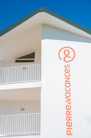 Imagen de los exteriores del Apartamentos Pierre and Vacances Menorca Cala Blanes. Foto 11