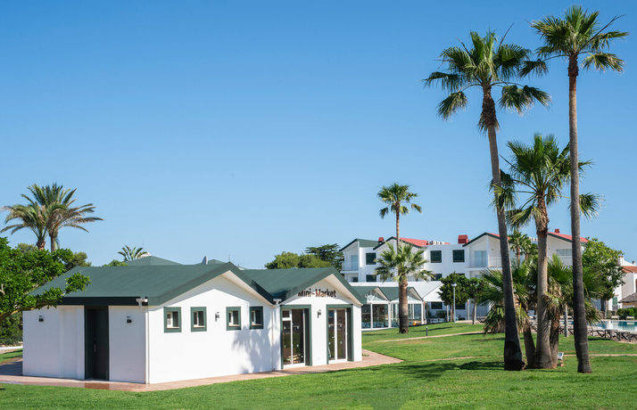 Imagen de los exteriores del Apartamentos Pierre and Vacances Menorca Cala Blanes. Foto 15