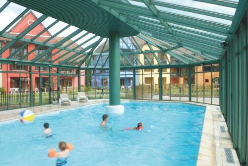 Imagen de la piscina del Apartamentos Pierre and Vacances R&eacute;sidence Le Clos D'eguisheim. Foto 12