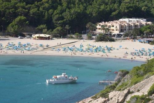 Imagen general del Apartamentos Pims Cala Llonga. Foto 7