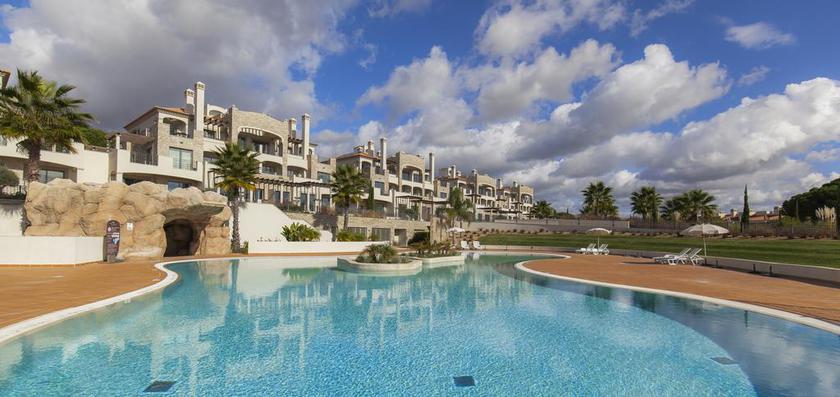Imagen de la piscina del Apartamentos Pine Hills Vilamoura. Foto 17