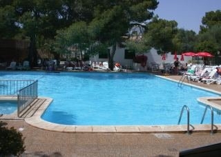 Imagen de la piscina del Apartamentos Pinos Playa, Cala Santanyi. Foto 6