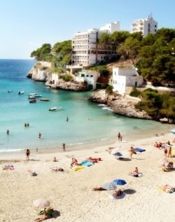 Imagen de los exteriores del Apartamentos Pinos Playa, Cala Santanyi. Foto 4