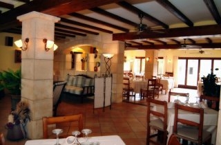 Imagen del bar/restaurante del Apartamentos Pinos Playa, Cala Santanyi. Foto 2