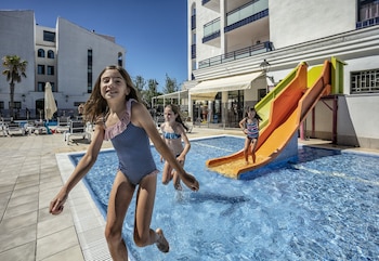 Imagen de la piscina del Apartamentos Pins Platja. Foto 15