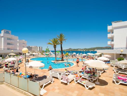 Imagen de la piscina del Apartamentos Playa Bella Beach Apartments. Foto 17