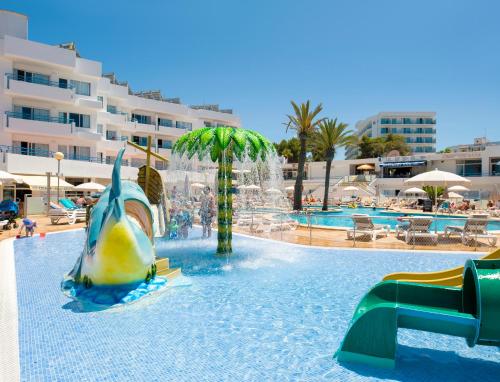 Imagen de la piscina del Apartamentos Playa Bella Beach Apartments. Foto 18