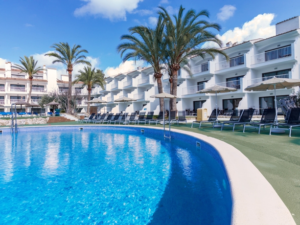 Imagen de la piscina del Apartamentos Playas Cas Saboners. Foto 16