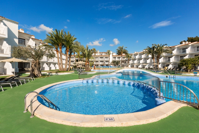 Imagen de la piscina del Apartamentos Playas Cas Saboners. Foto 17