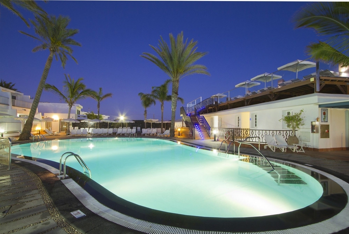 Imagen de la piscina del Apartamentos Plus Fariones. Foto 10