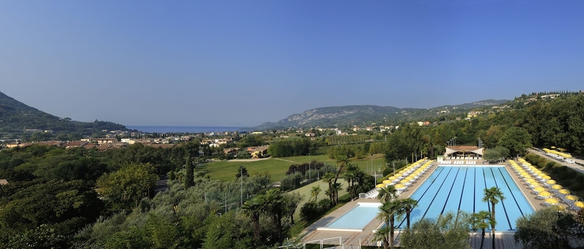 Imagen de la piscina del Apartamentos Poiano Resort Apartments. Foto 17