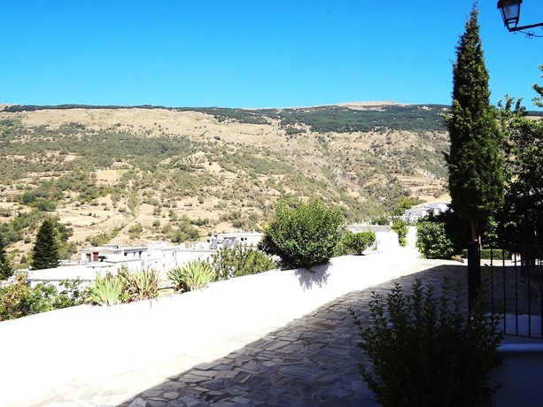 Imagen de los exteriores del Apartamentos Poqueira, Capileira (ALPUJARRA). Foto 8