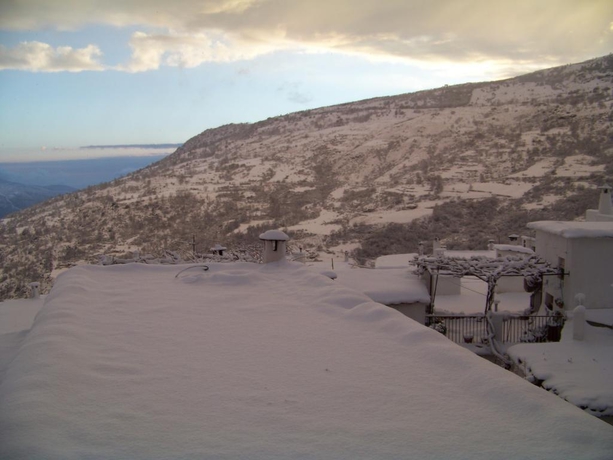 Imagen de los exteriores del Apartamentos Poqueira, Capileira (ALPUJARRA). Foto 11