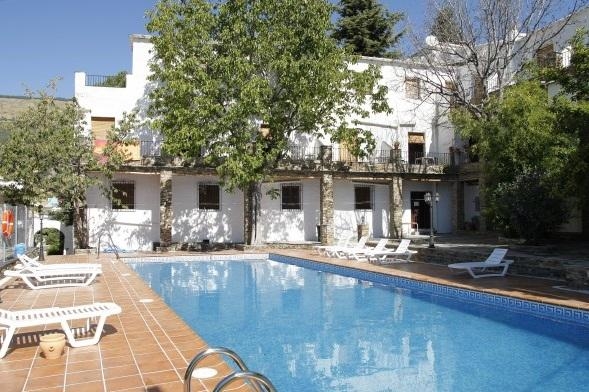 Imagen de la piscina del Apartamentos Poqueira, Capileira ( Alpujarra ). Foto 13