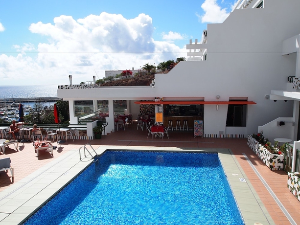 Imagen de la piscina del Apartamentos Porlamar. Foto 12