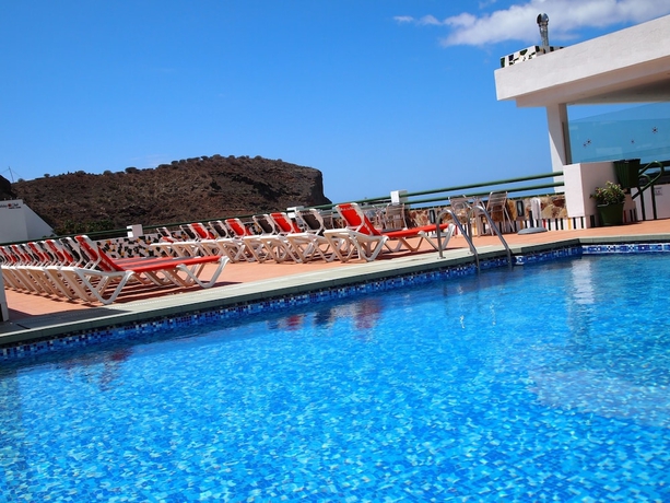 Imagen de la piscina del Apartamentos Porlamar. Foto 13