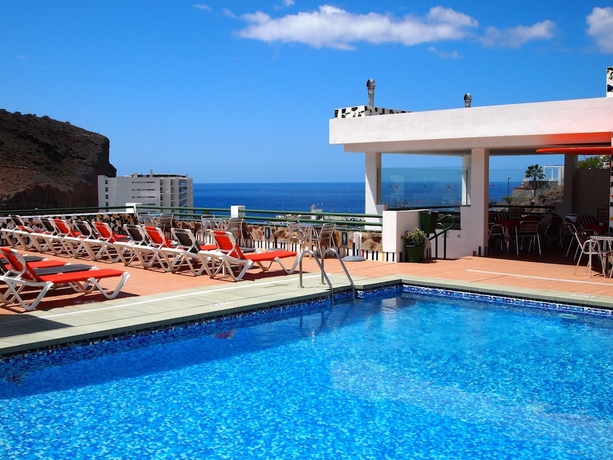 Imagen de la piscina del Apartamentos Porlamar. Foto 14