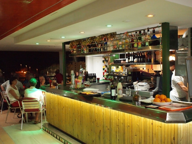 Imagen del bar/restaurante del Apartamentos Porlamar. Foto 3