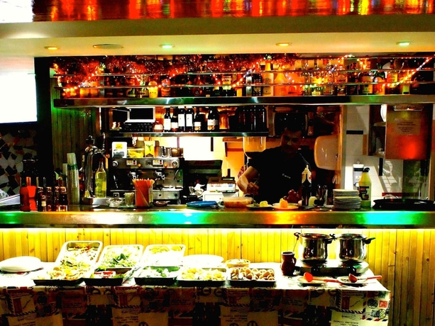 Imagen del bar/restaurante del Apartamentos Porlamar. Foto 5