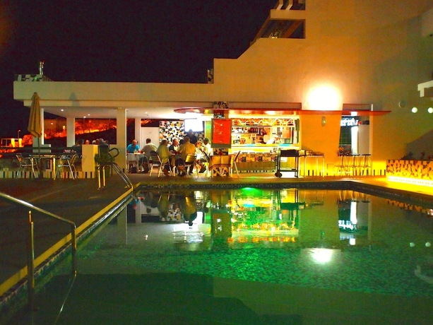 Imagen del bar/restaurante del Apartamentos Porlamar. Foto 6