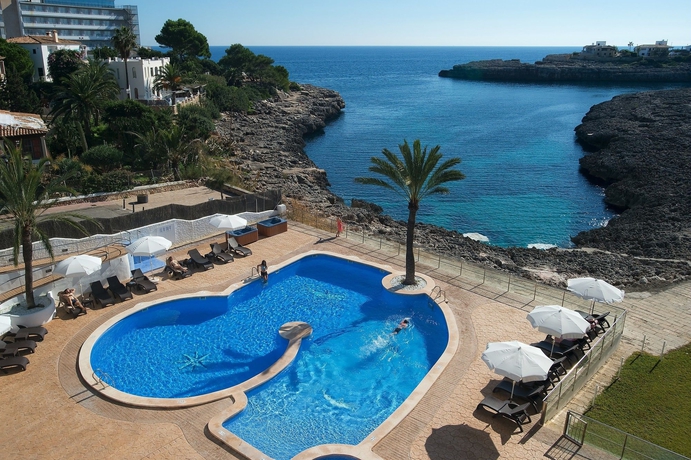 Imagen de la piscina del Apartamentos Portomar Apartments. Foto 12