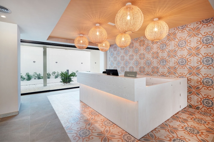 Imagen de los interiores del Apartamentos Protur Atalaya. Foto 17