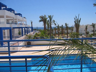 Imagen de la piscina del Apartamentos Pueblo Dorado I. Foto 9