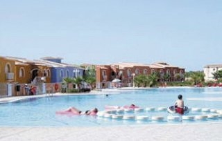 Imagen de la piscina del Apartamentos Pueblo La Paz. Foto 4