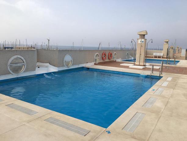 Imagen de la piscina del Apartamentos Puerto Almerimar. Foto 9