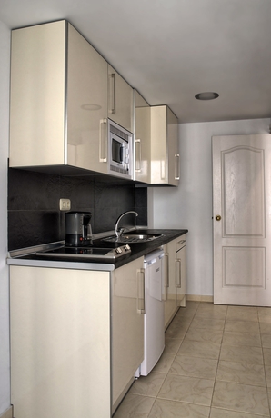 Imagen de la habitación del Apartamentos Puerto Azul Marbella. Foto 7