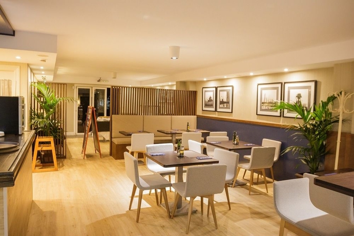 Imagen del bar/restaurante del Apartamentos Puerto Azul Marbella. Foto 4