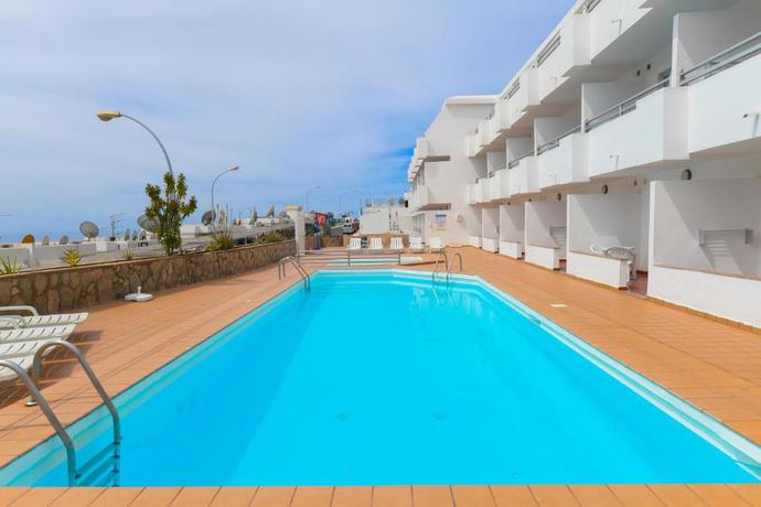 Imagen de la piscina del Apartamentos Puerto Bello. Foto 13