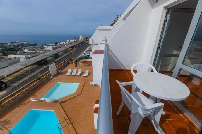 Imagen de la piscina del Apartamentos Puerto Bello. Foto 14