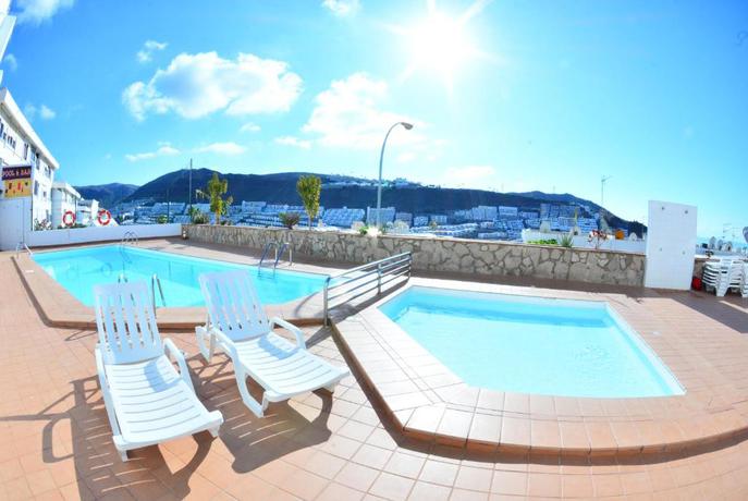 Imagen de la piscina del Apartamentos Puerto Bello. Foto 15