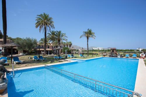 Imagen de la piscina del Apartamentos Puerto de Pollensa cat Villas. Foto 4