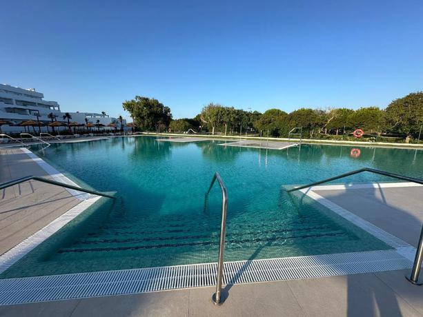 Imagen de la piscina del Apartamentos Punta Candor Suites. Foto 23