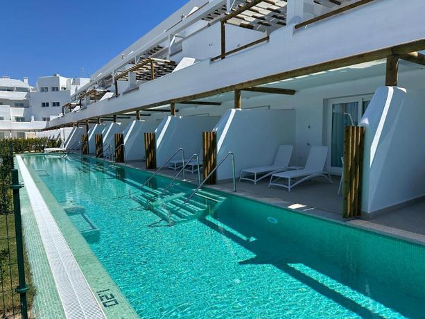 Imagen de la piscina del Apartamentos Punta Candor Suites. Foto 24