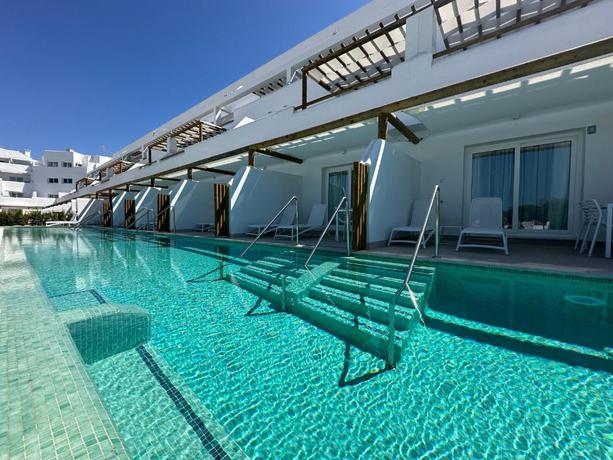 Imagen de la piscina del Apartamentos Punta Candor Suites. Foto 25