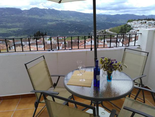 Imagen de los exteriores del Apartamentos Quercus, Cortes de la Frontera. Foto 5