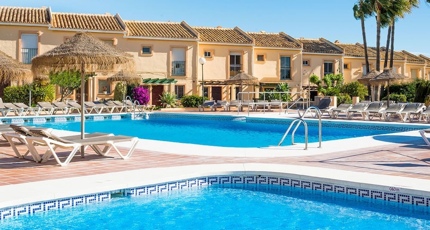 Imagen de la piscina del Apartamentos Ramada Hotel and Suites by Wyndham Costa del Sol Fuengirola. Foto 17