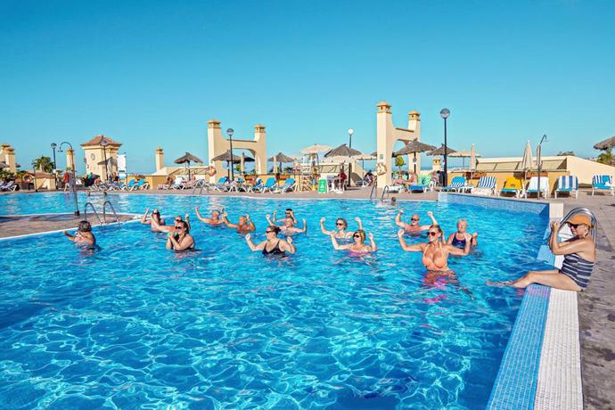 Imagen de la piscina del Apartamentos Ramada Residences by Wyndham Tenerife Costa Adeje. Foto 19