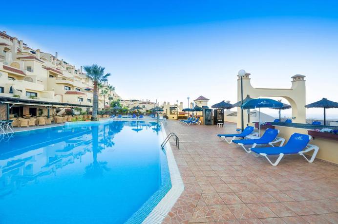 Imagen de la piscina del Apartamentos Ramada Residences by Wyndham Tenerife Costa Adeje. Foto 20