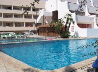 Imagen de la piscina del Apartamentos Rebecca. Foto 5