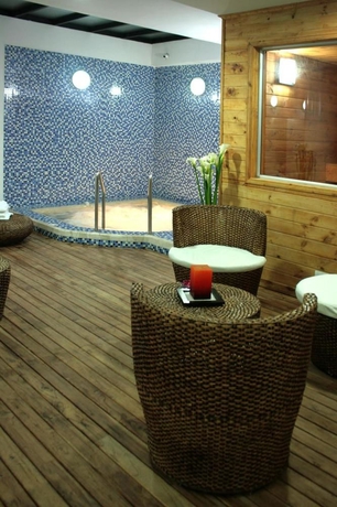 Imagen de la piscina del Apartamentos Regency La Feria. Foto 15