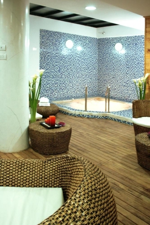 Imagen de la piscina del Apartamentos Regency La Feria. Foto 16