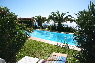 Imagen de la piscina del Apartamentos Reinasol. Foto 7