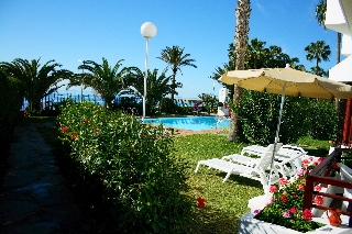 Imagen de la piscina del Apartamentos Reinasol. Foto 8