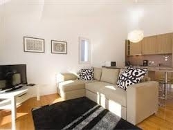 Imagen de los interiores del Apartamentos Rent4days Dom Carlos. Foto 6